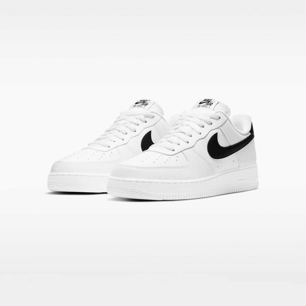 Nike Air Force 1 07 White Black CT2302-100 set i vinkel