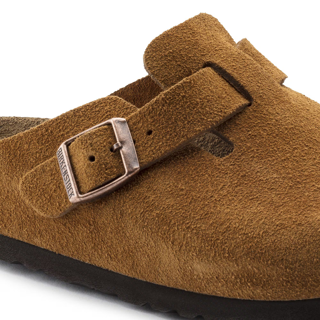 Detalje af spænde og ruskind på Birkenstock Boston i minkfarve