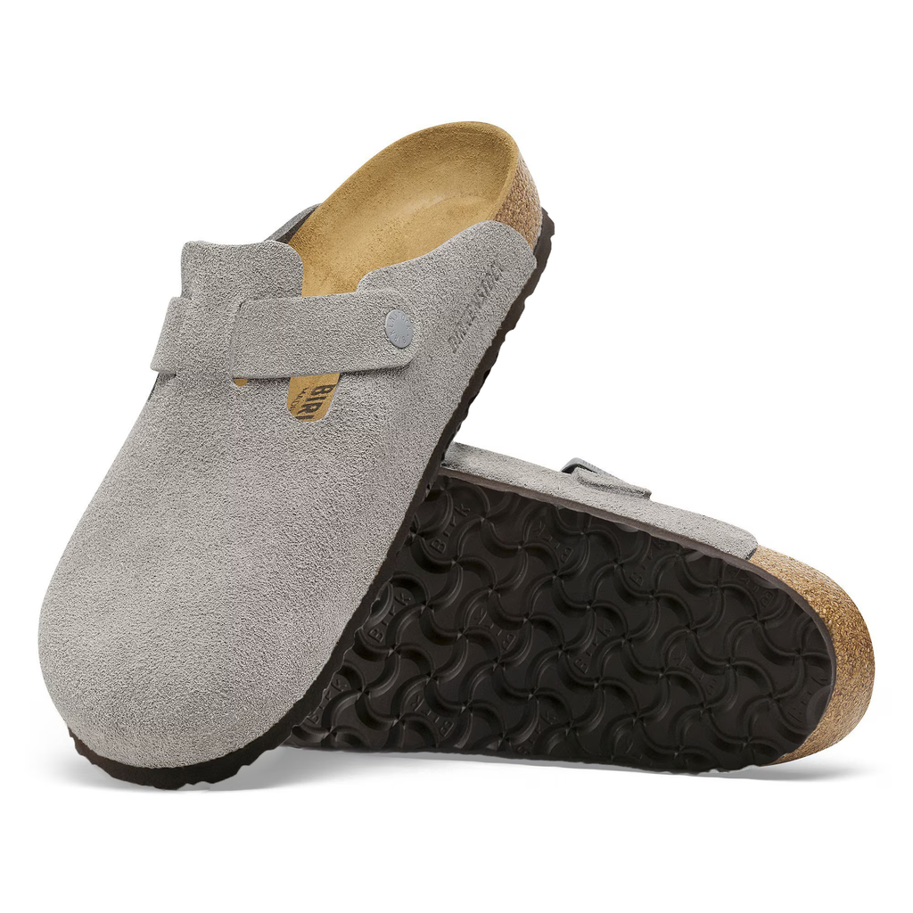 Birkenstock Boston grå – forfra med synlig rem og spænde 