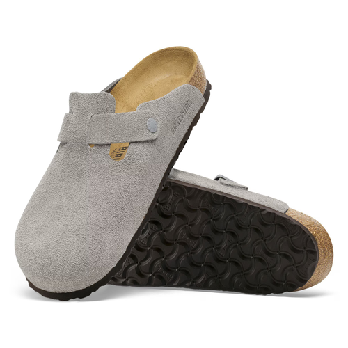 Birkenstock Boston grå – forfra med synlig rem og spænde 