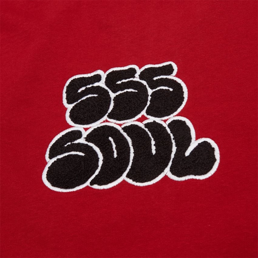 Detaljebillede af 555 Soul frontbroderi på Blowup Mockneck i rød