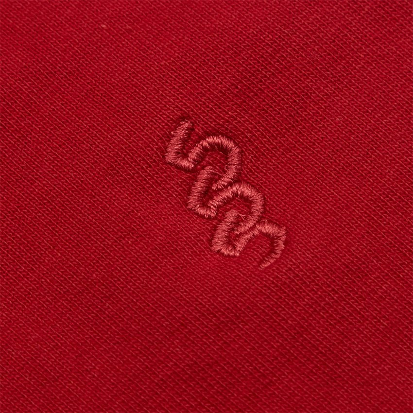 Detalje af broderet grafisk element på ærmet af Blowup Mockneck
