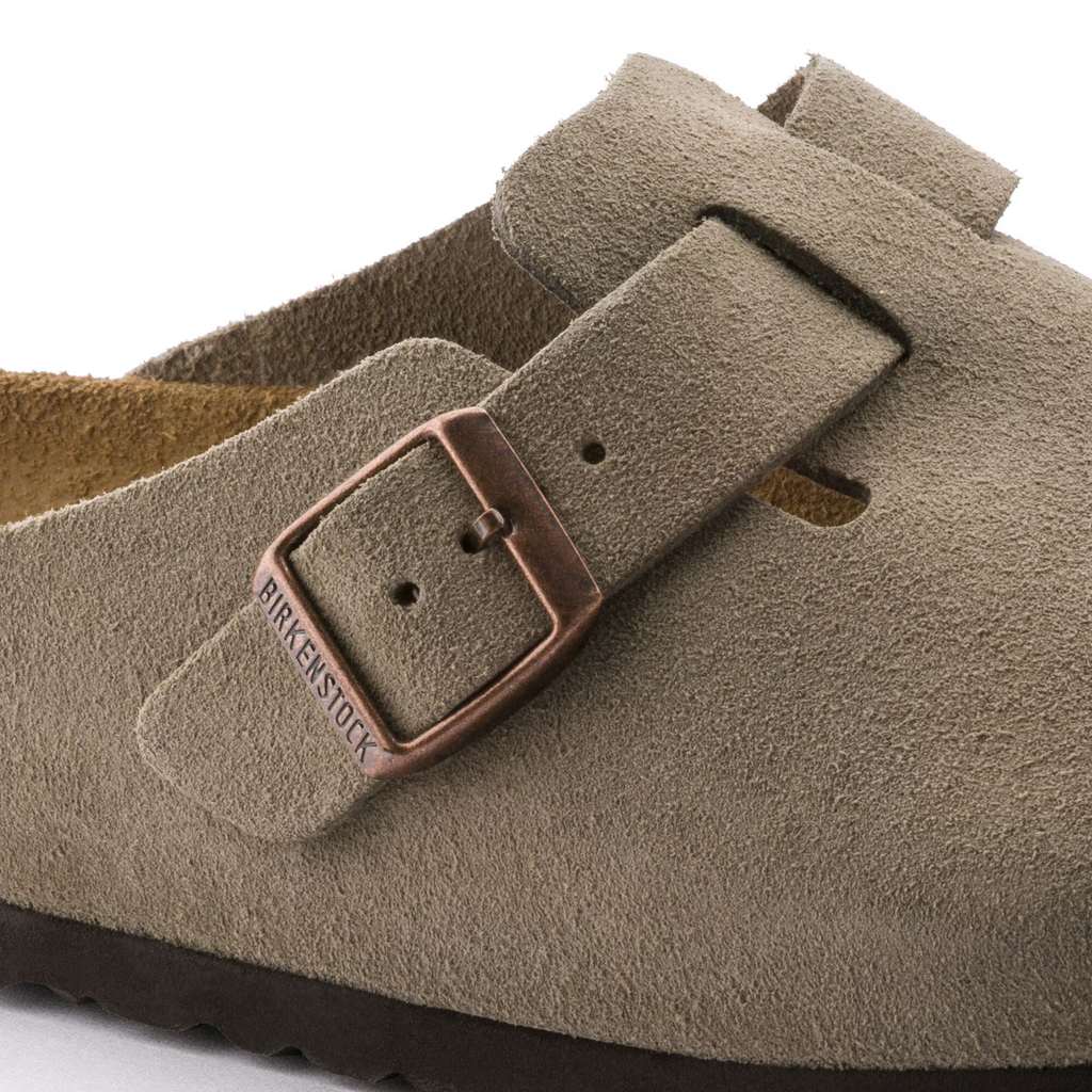Nærbillede af rem og spænde – Birkenstock Boston sand ruskind