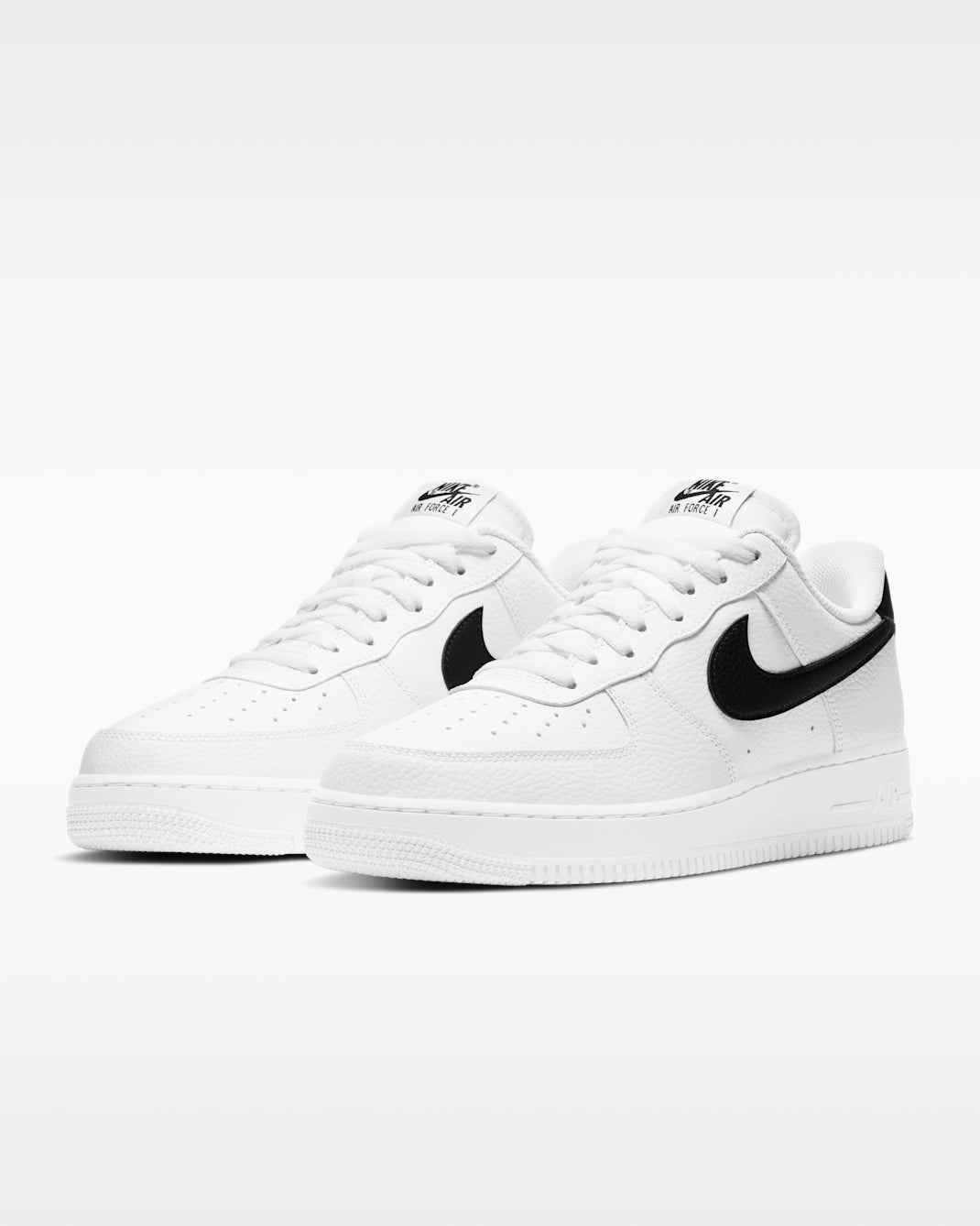Nike Air Force 1 07 White Black CT2302-100 set i vinkel