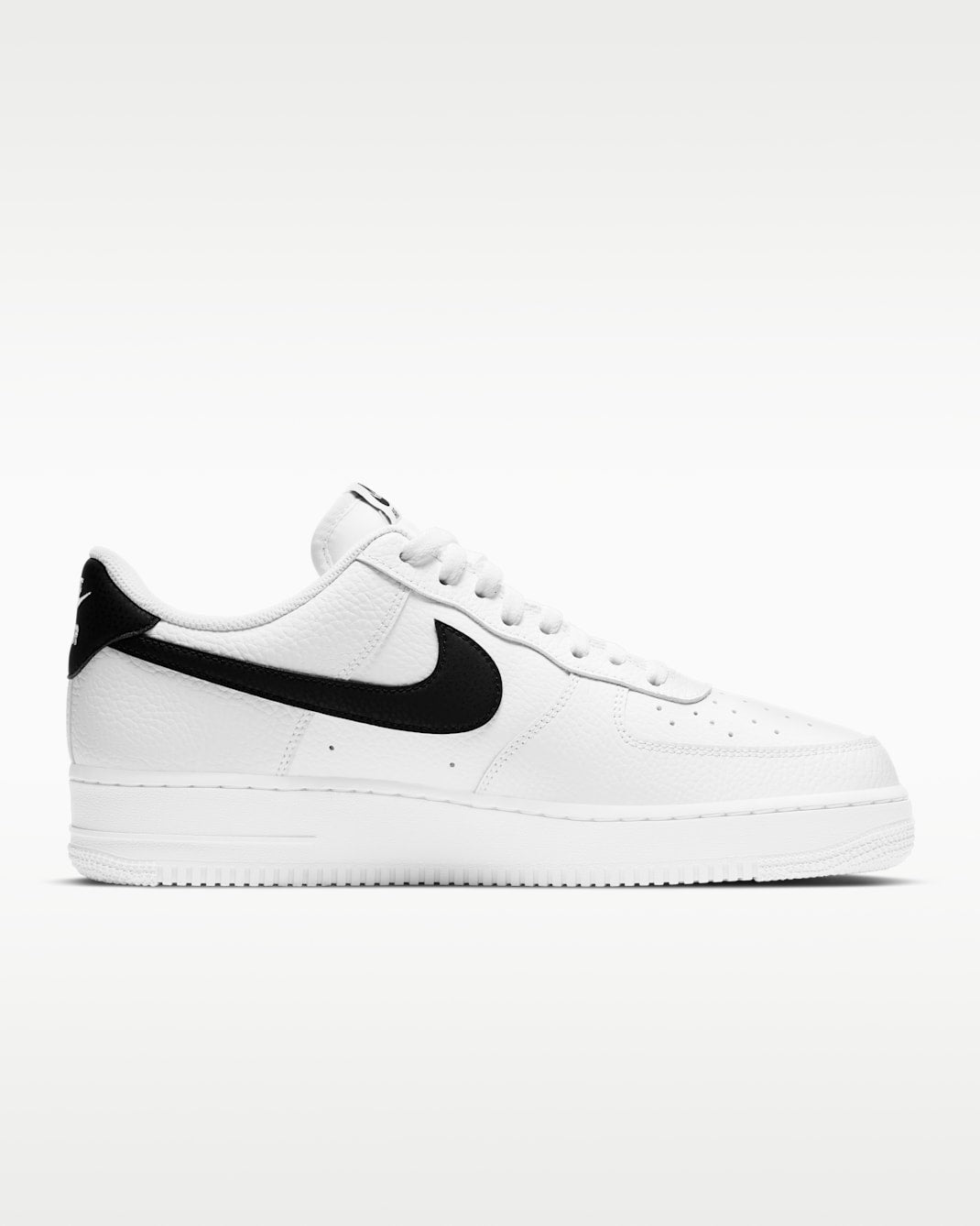 Nike Air Force 1 07 White Black CT2302-100 sideprofil med sort Swoosh