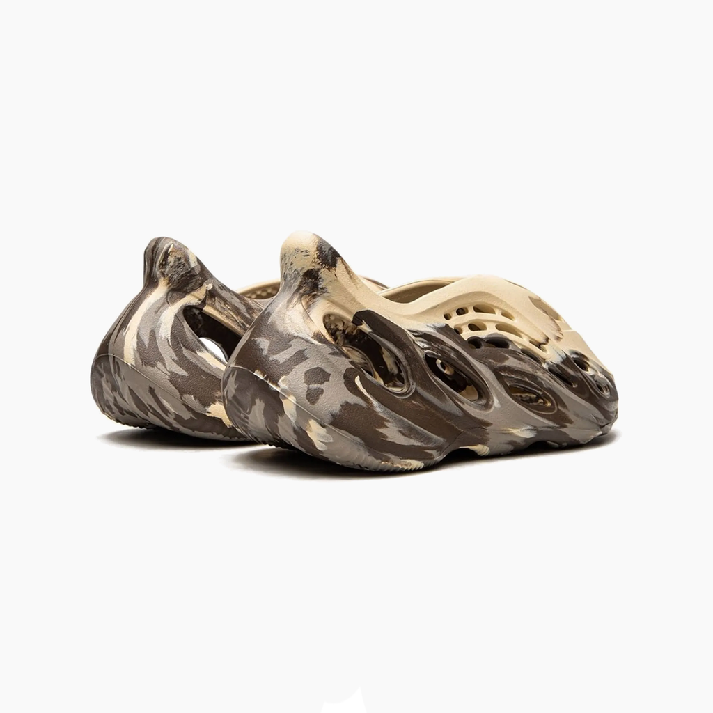 Yeezy Foam Runner MX Cream – par sko set skråt bagfra med MX-farvekombination