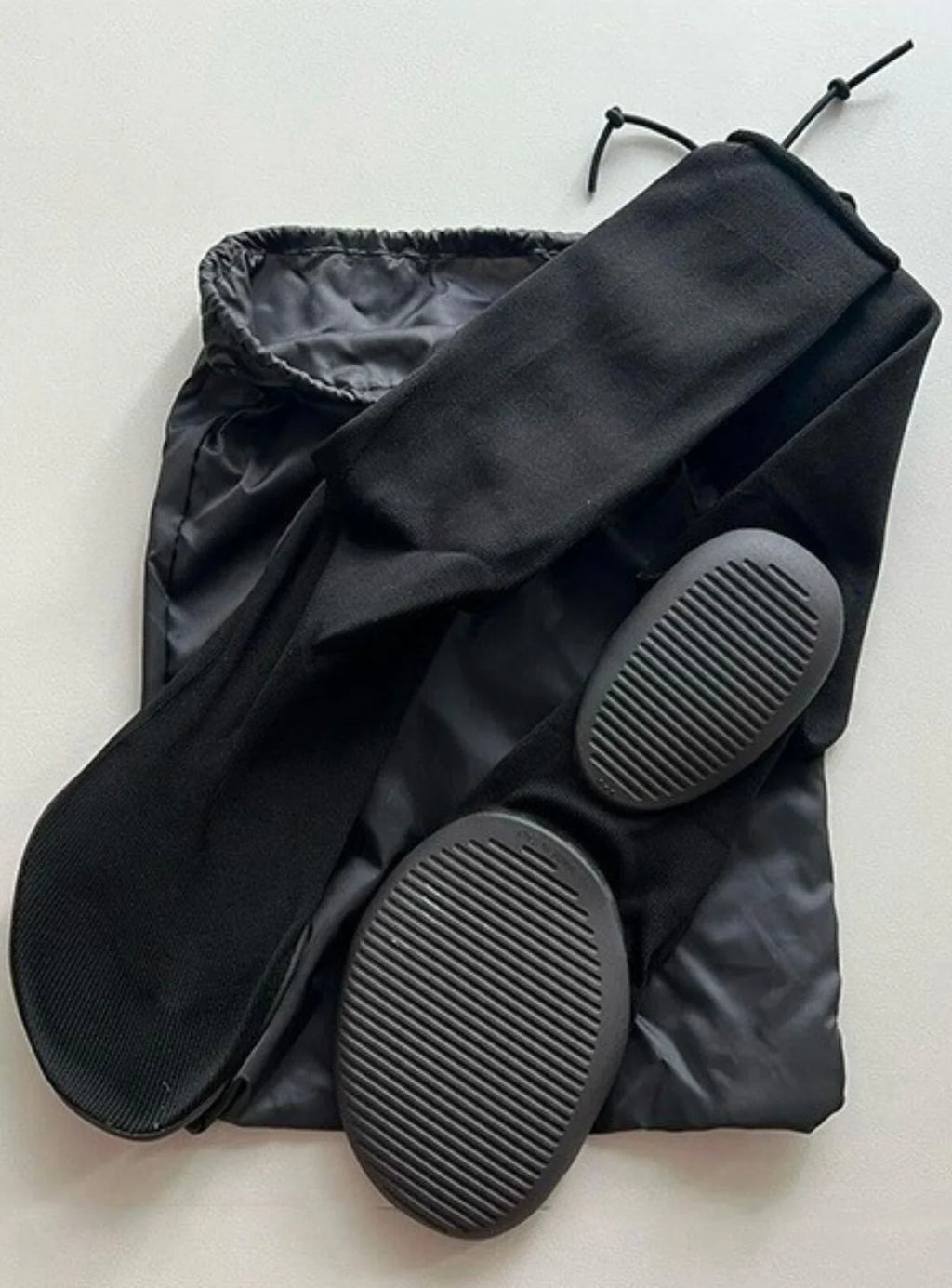Yeezy Pods sort – komplet sæt med begge sko og taske
