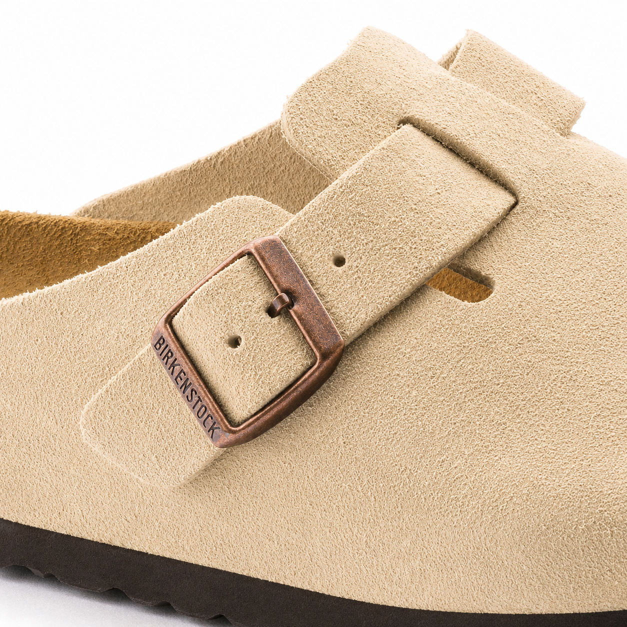 Nærbillede af rem og spænde – Birkenstock Boston sand ruskind