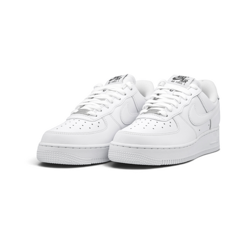 Nike Air Force 1 07 FlyEase Triple White dame DX5883-100 set forfra i vinkel