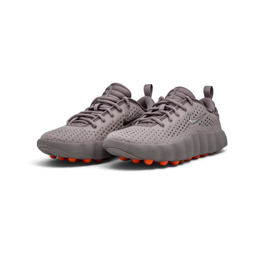 Nike Mind 002 Light Smoke Grey dame HQ4310-003 set i vinkel