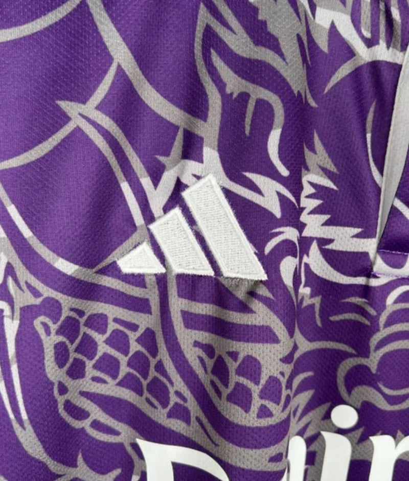 Detaljebillede af Real Madrid concept shirt i lilla med hvidt broderet logo og dragegrafik