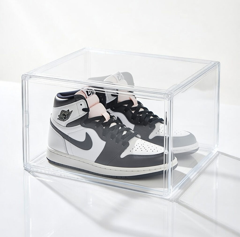 Lukket sneakerboks i klar akryl med sneakers til opbevaring og display