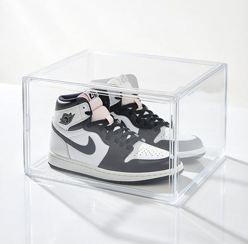 Lukket sneakerboks i klar akryl med sneakers til opbevaring og display