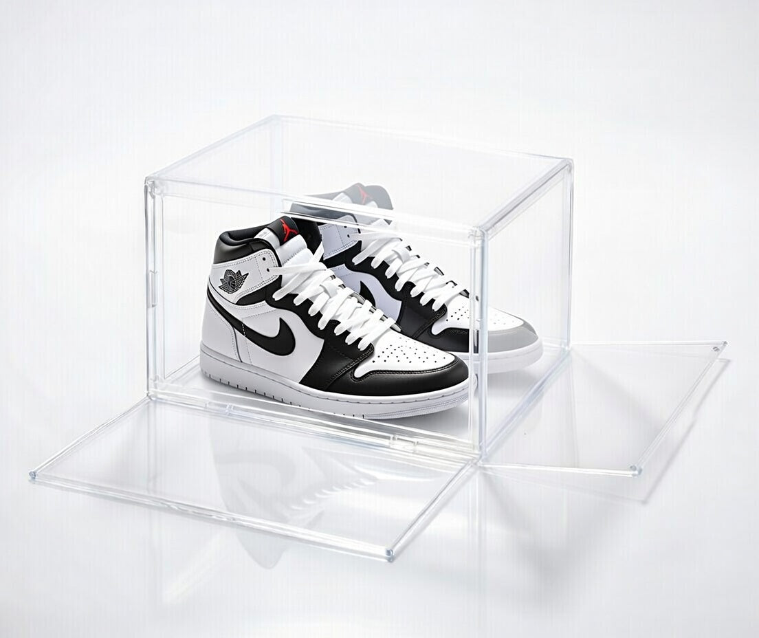 Sneakerboks i klar akryl med sneakers – transparent displayboks til sneaker opbevaring