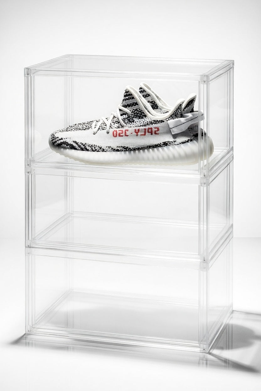 Stabelbar sneakerboks i klar akryl med sneakers til opbevaring og display