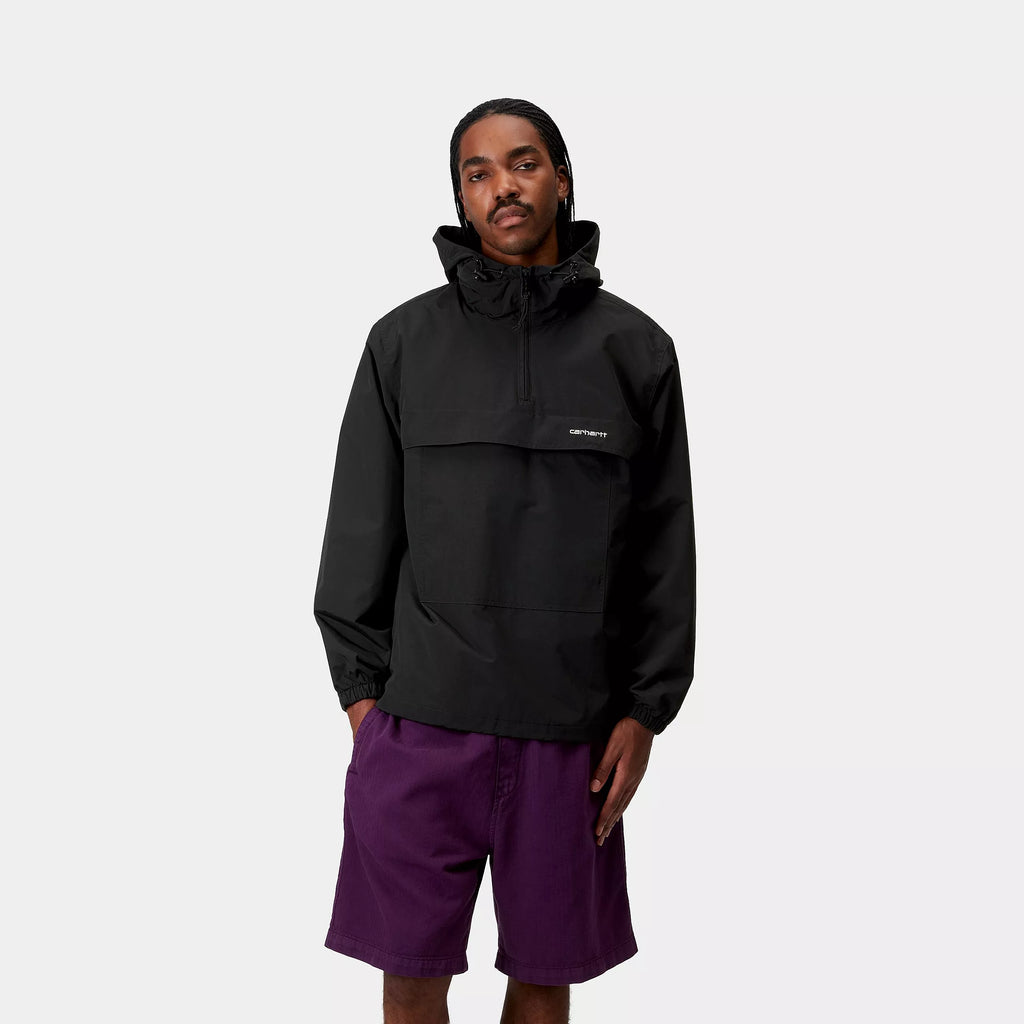 Carhartt WIP windbreaker jakke sort – model forfra med hætte