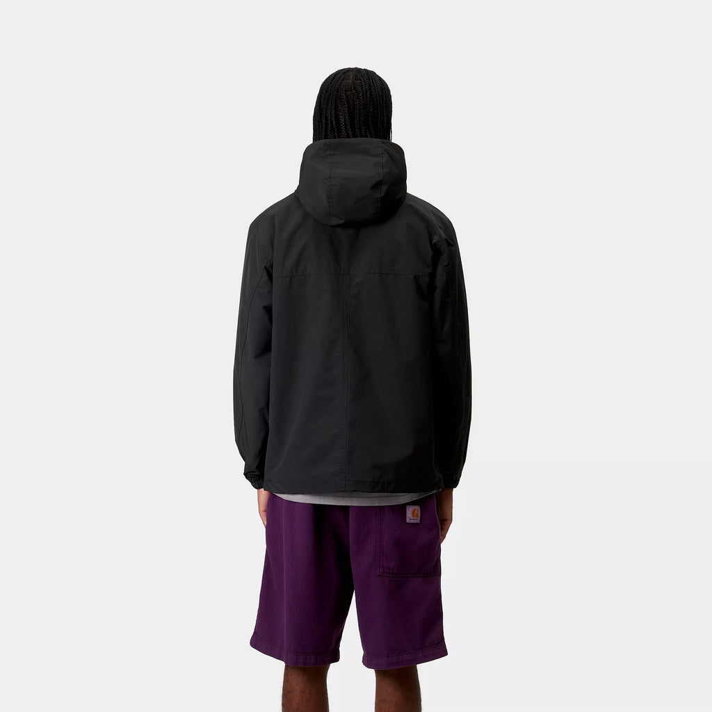 Carhartt WIP jakke sort – model bagfra i urban stil